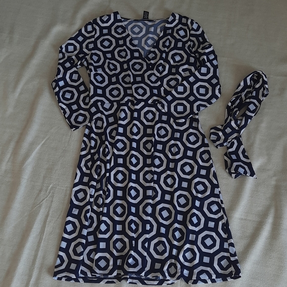 Blue and white geometric print dress - Picture 6 of 12